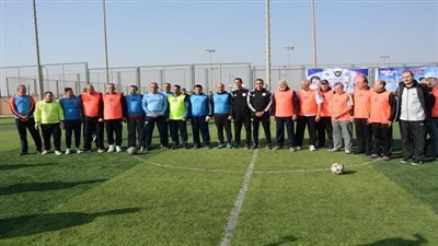 وزيرا الشباب والطيران يقودان فريقي مباراة كرة قدم في اليوم الرياضي