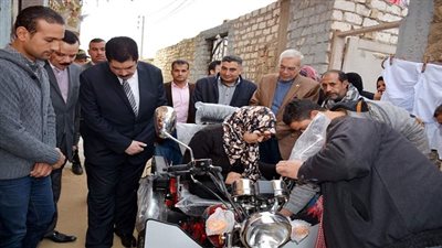 في لمسة انسانية.. مرزوق يسلم دراجة بخارية لطالبة ثانوى تعانى من بتر باحدى ساقيها بالخانكة