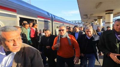 وزير النقل يستقل جرار قطار رقم 981 من المنيا إلى بني سويف لمتابعة مشروع تطوير الاشارات 