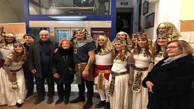 محمد على يمثل السينما المصرية بكرنفال فرعونى فى شوارع برشلونة