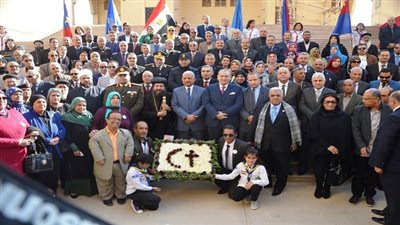 بالصور.. محافظ السويس وقيادات الجيش فى زيارة لـ 