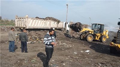 رفع 400 طن مخلفات وفحص عوادم  65 سيارة لمواجهة تلوث البيئة بالشرقية