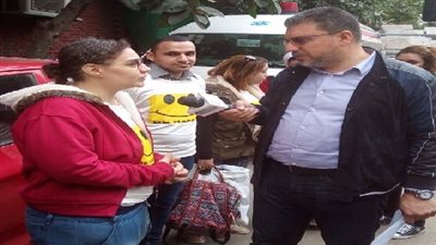 بالصور.. عمرو الليثي يلتقي صاحبة مبادرة 