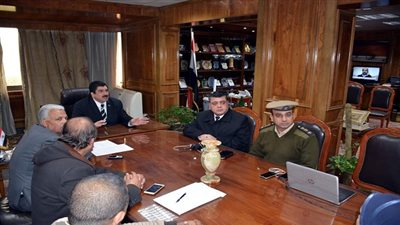 مرزوق يبحث رصف وتمهيد عدة طرق بمدينة الخانكة 