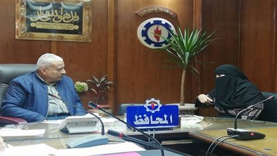 بالصور.. محافظ السويس يستمع لهموم 22 مواطناً في اللقاء الجماهيري الـ 15