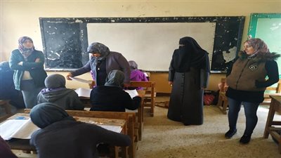 وكيل تعليم السويس تتابع  تتابع امتحانات النقل بمدارس القطاع الريفي