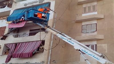 بتوجيهات محافظ السويس.. مد كابلات كهربائية وحملات نظافة بحي عتاقة