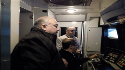 رئيس المترو والعضو المنتدب يتفقدان ماكينة فحص TRV ومحاكى قائدى القطارات 