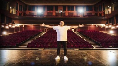 محمد هنيدي يُعيد الروح للمسرح بـ 