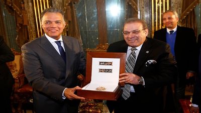 بالفيديو.. لحظة تكريم وزير النقل الدكتور هشام عرفات بقلادة سيناء من صالون المحور الثقافى 