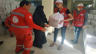 بالصور.. متطوعي الهلال الأحمر يوزعون مساعدات غذائية على العائلات المتضررة بشمال سيناء