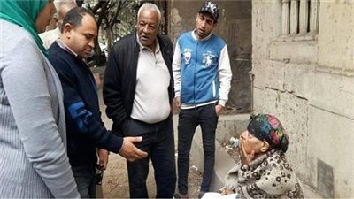 محافظ الجيزة يوجه ببحث حالة سيدة مسنة تفترش ميدان الجيزة