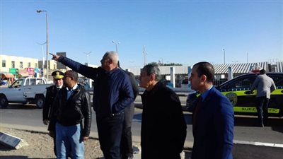 محافظ السويس يطالب بوضع اللمسات الجمالية والعلامات الارشادية على طريق 
