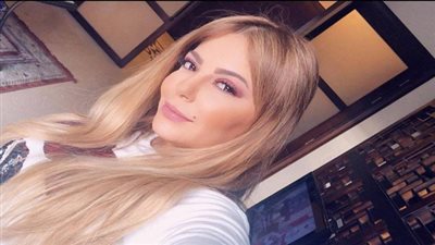 فنانة عربية شهيرة تتحدى الشتاء بـ