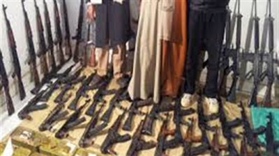 ضبط خمسة أشخاص لقيامهم بحيازة أسلحة نارية بدون ترخيص والإتجار بالمواد المخدرة