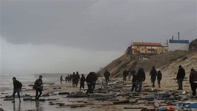 إنقاذ 6 صيادين مصريين تحطم قاربهم بسواحل غزة