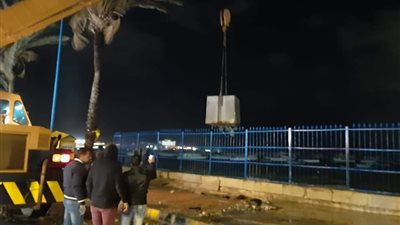 ارتفاع الأمواج بالإسكندرية يتسبب فى تخلخل التربة أسفل الكورنيش