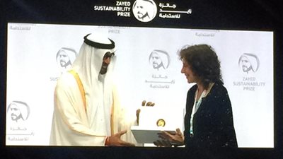 محمد بن زايد يكرم الفائزين بجائزة زايد للتنمية المستدامة