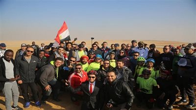 وزير الرياضة يقود ماراثون الدراجات للشباب العربي فى سفح الأهرامات