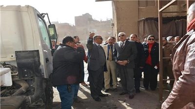 محافظ الجيزة داخل بدرومات عزيز عزت لمتابعة شفط مياه الصرف