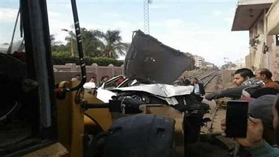 السكة الحديد: سيارة ربع نقل تقتحم مزلقان ابو المعاطي وهو مغلق لمرور القطارات 