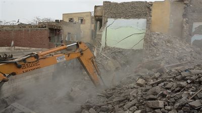 إزالة 6 عقارات مهددة للحياة بمنطقة عرب اليسار بالخليفة