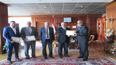 وزير الرى يكرم فريق عمل حماية شاطىء كورنيش الإسكندرية 