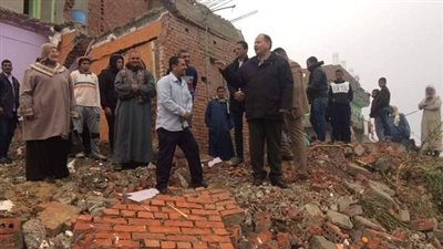 محافظ الفيوم يتفقد المنزل المنهار بعزبة وحش بقرية سنوفر دون وقوع خسائر