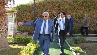 محافظ أسوان يستقبل وزير الشباب والرياضة بمطار أسوان الدولى