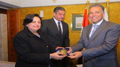 وزير النقل يكرم منقذى طفل تعرض لأزمة صحية خلال استقلاله قطار