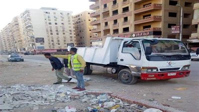 رفع مخلفات القمامة من شوارع النادى وشارع القنال بالمعادى