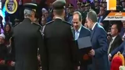 وزير الداخلية يقدم هدية تذكارية للرئيس السيسي فى احتفال عيد الشرطة