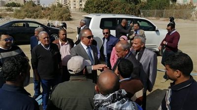 عبد الله يتفقد إمتداد طريق عمارات الإسكان الاجتماعي بالغردقة 