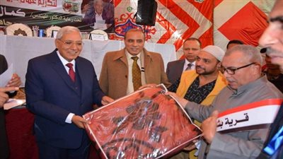 بالصور.. محافظ الدقهلية يكرم عمال النظافة بمركز ميت غمر