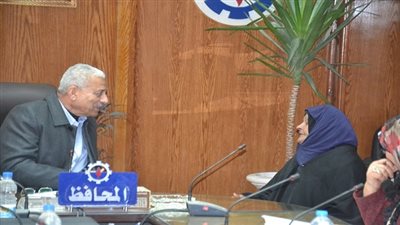 بالصور.. محافظ السويس يلتقى بـ 24 مواطنا للاستماع الى همومهم