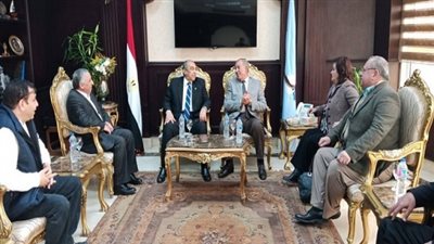 وزير الزراعة يبحث مع محافظ البحر الأحمر زيادة فرص التعاون بين الجانبين 