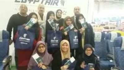 وفد ماليزي يشيد بتجربة طيران فى جناح مصر للطيران بمعرض الكتاب