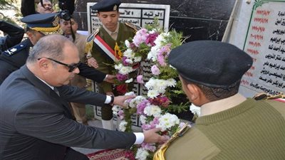 احتفالا بعيد الشرطة.. محافظ الغربية يضع إكليل الزهور على النصب التذكاري للشهداء 