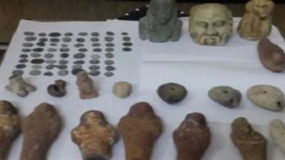 ضبط حلاق وبحوزته 77 قطعة أثرية في أسيوط
