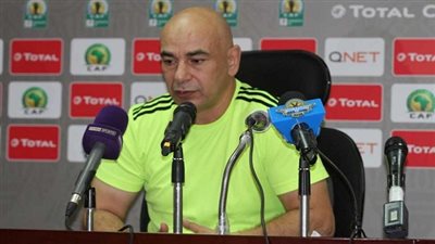 حسام حسن يكمل مباراة الزمالك وبيراميدز من المدرجات