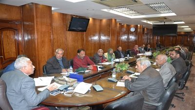 محافظ السويس يعقد اجتماعا لبحث مشكلات الخدمات والمرافق بمدينتي السلام 1و2