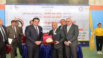 عبد الغفار يكرم السفراء والملحقين الثقافيين على هامش الملتقى الأول للطلاب الوافدين بالدقهلية