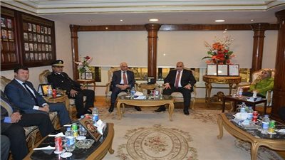 محافظ الجيزة يقدم التهنئة لمدير آمن الجيزة وقيادات المديرية بعيد الشرطة