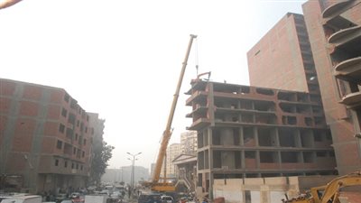 إزالة أدوار مخالفة بإحدى العمارات السكنية بشارع البحر بالمحلة