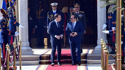 الرئيس السيسي يستقبل الرئيس الفرنسي ويجري معه مباحثات موسعة