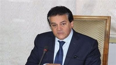 وزير التعليم العالى يستعرض تقريرًا حول فعاليات اليوم الثانى لمنتدى شباب الجامعات المصرية