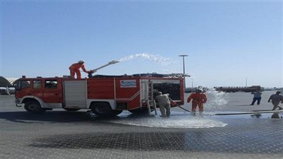 تنفيذ مناورات حريق على عبارة وقاطرة بحرية بميناء نويبع