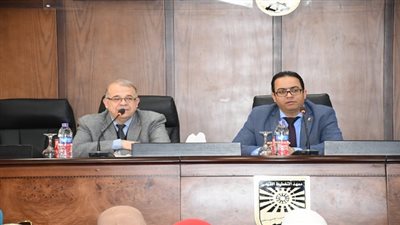 وزير التعليم العالى يستعرض تقريرًا حول ورشة موازنة البرامج والأداء للوزارة