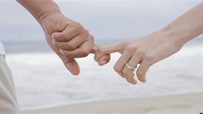 شاب يرتبط بـ