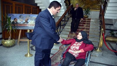في لمسة انسانية.. مرزوق يحقق طلب نورا ويسلمها  كرسى متحرك 